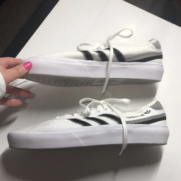 Adidas white and black sneakers size 8.5 - Picture 3 of 9